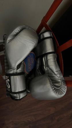 Reyes Silver Gloves