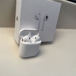 White Bluetooth Earbuds AirPod 2nd Generation With MagSafe 
