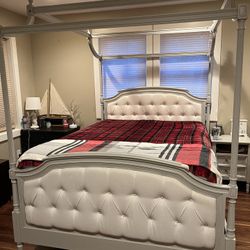 Pottery Barn Blythe QUEEN Canopy Bed and Box spring 