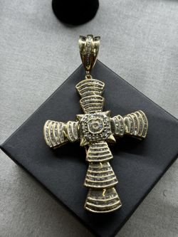 10KT Cross W/Baguette Diamonds Charm