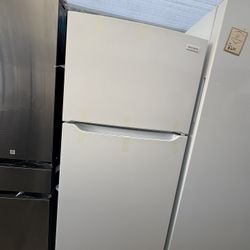 Frigidaire Top Freezer Refrigerator White