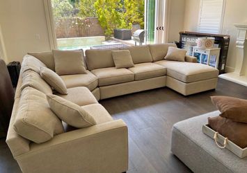 RADLY SECTIONAL COUCH