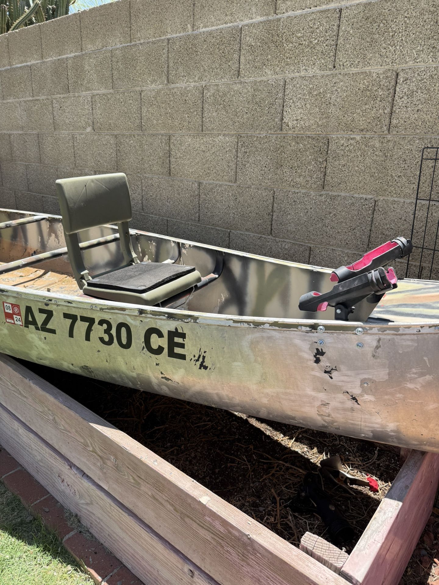 17ft canoe for fishing with 2 seats and rod holders 