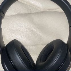 Beats solo 3s ( great condition)