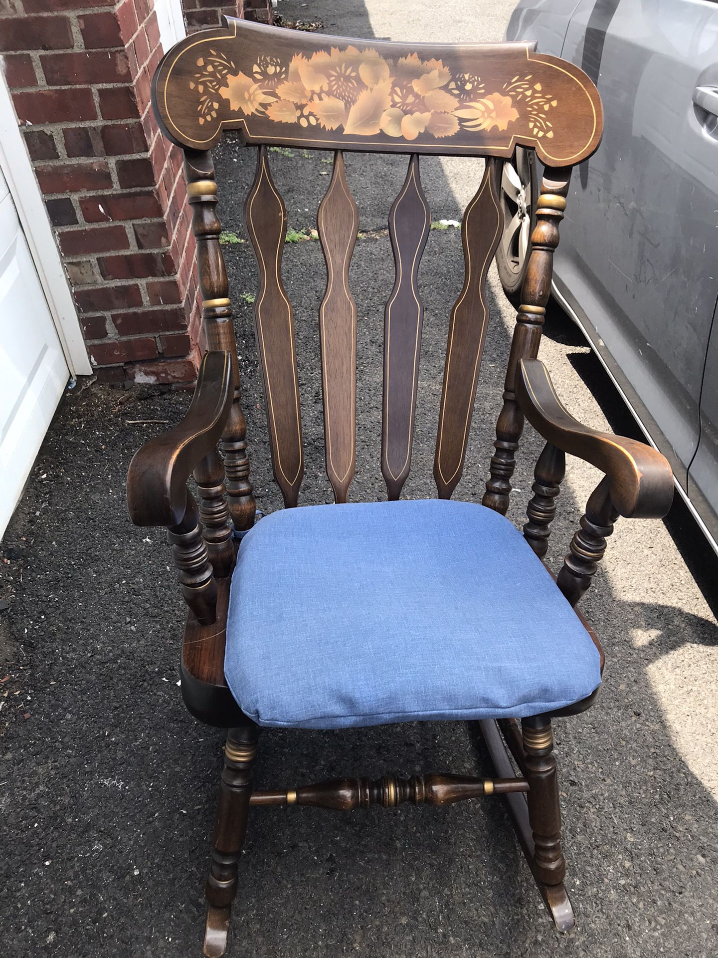 Solid rocking chair