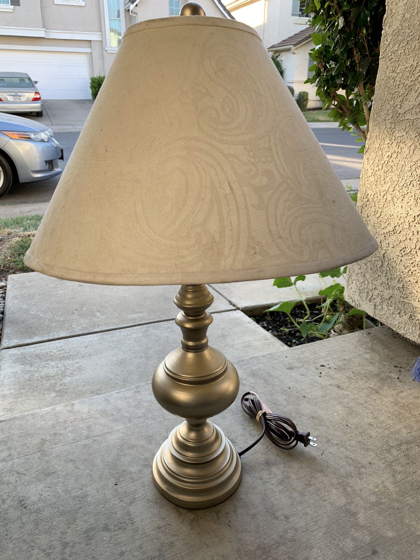 NICE TABLE LAMP w/ SHADE & LIGHT BULB
