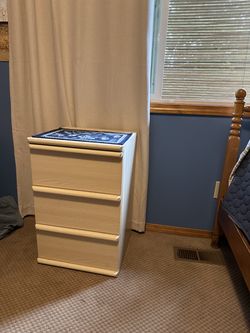 Light wood veneer 3 drawer bedside table