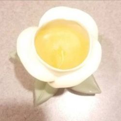 Never used vintage Enesco flower candle.

Flower is light yellow in color with green leaves as base dated 1988.