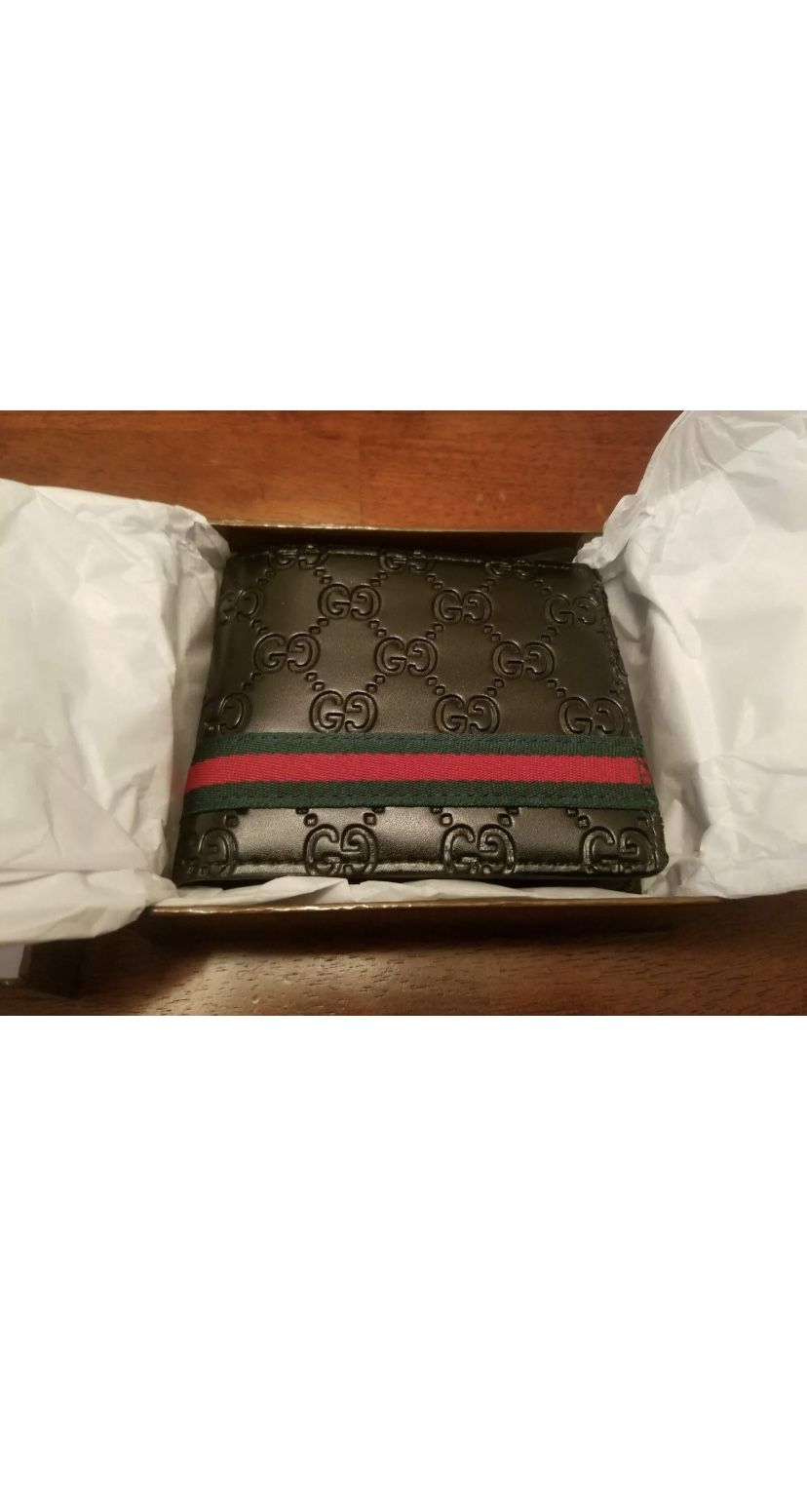 Gucci Wallet with box & certificates