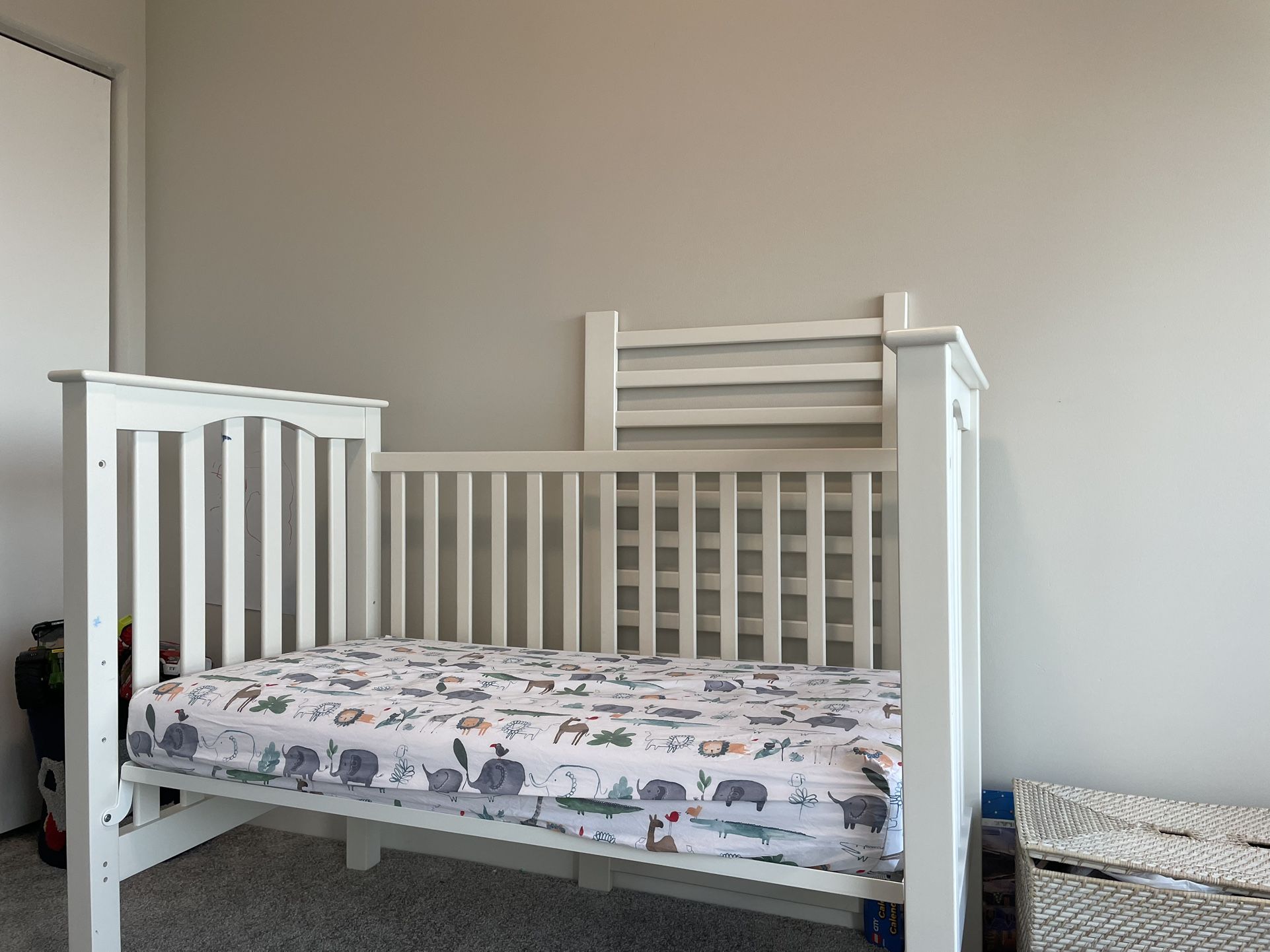 Pottery Barn Kendall Crib (White)