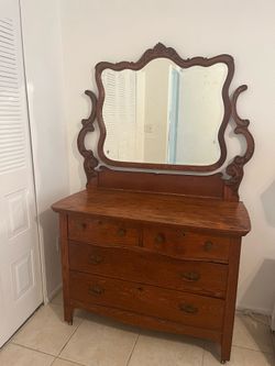 Late 1800s to early 1900s Victorian-era style, or * A 1920s–1940s reproduction inspired by Victorian furniture.