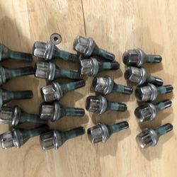Tires 🛞 - Lug Nuts 20 Pc From A 2015 Jeep Cherokee. Im Sure It Will Fit All Jeeps  Got A Speciality Brand So No Longer Need These. !!  