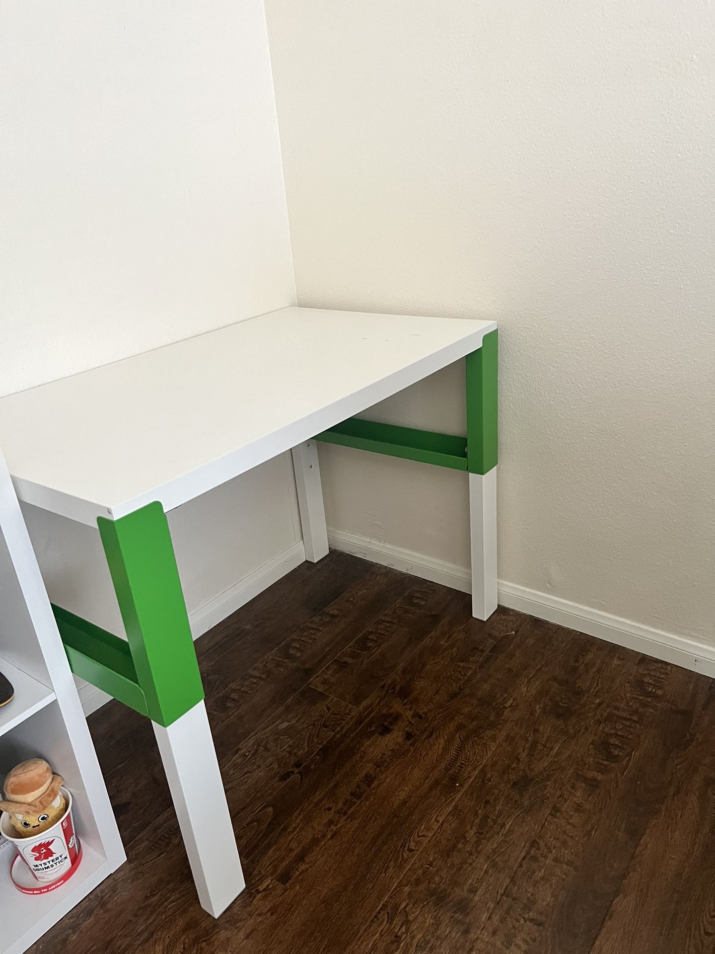 IKEA pahl Child desk (white and green)