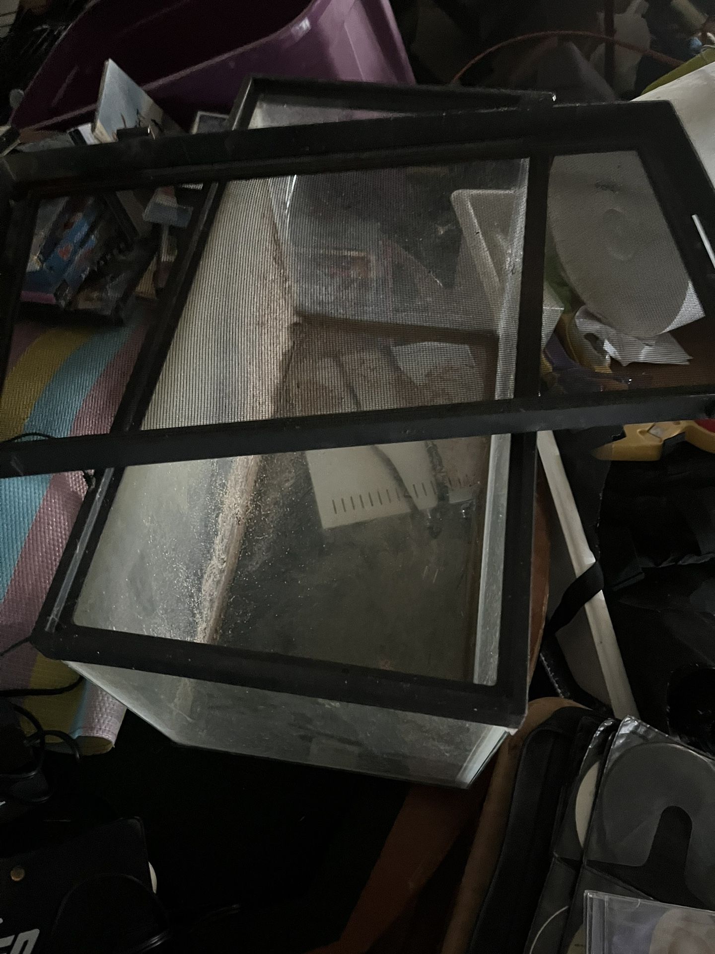 Reptile/ Or Fish Tank Glass Enclosure . With 2 Heating Pads And A Light