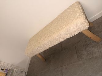 Modern Bouclé Entryway Bench – Cream with Wood Legs