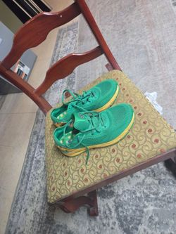 Note Dame  UA  Women size 8