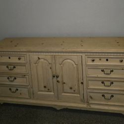 Gorgeous White/Cream Wood Bedroom Set (KING or CAL-KING)