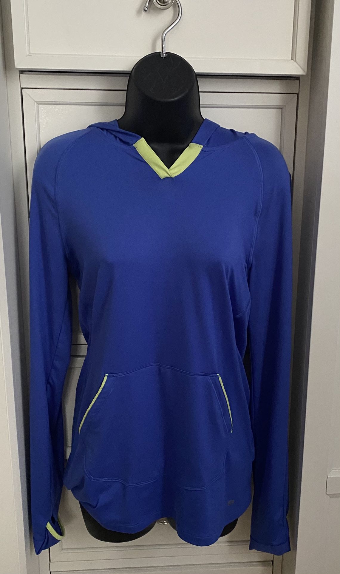 Women’s long sleeved hooded shirt -new- size medium