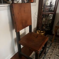 This antique chair Is Skin 2 Chair