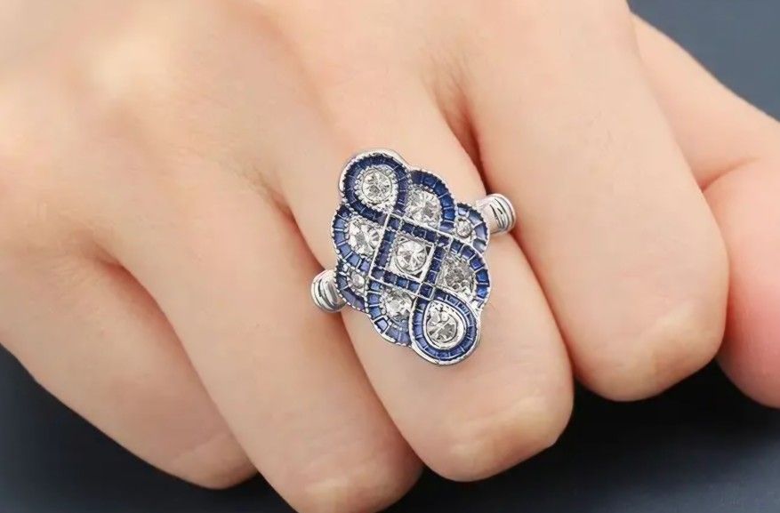 AN AMAZING SAPPHIRE CZ COCKTAIL RING NEW SIZE 8 BRILLANCE