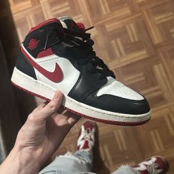 Jordan 1 Mids 