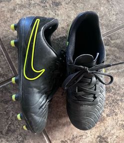 Nike Kids' Junior Tiempo Legend 10 Club MGSoccer Cleats