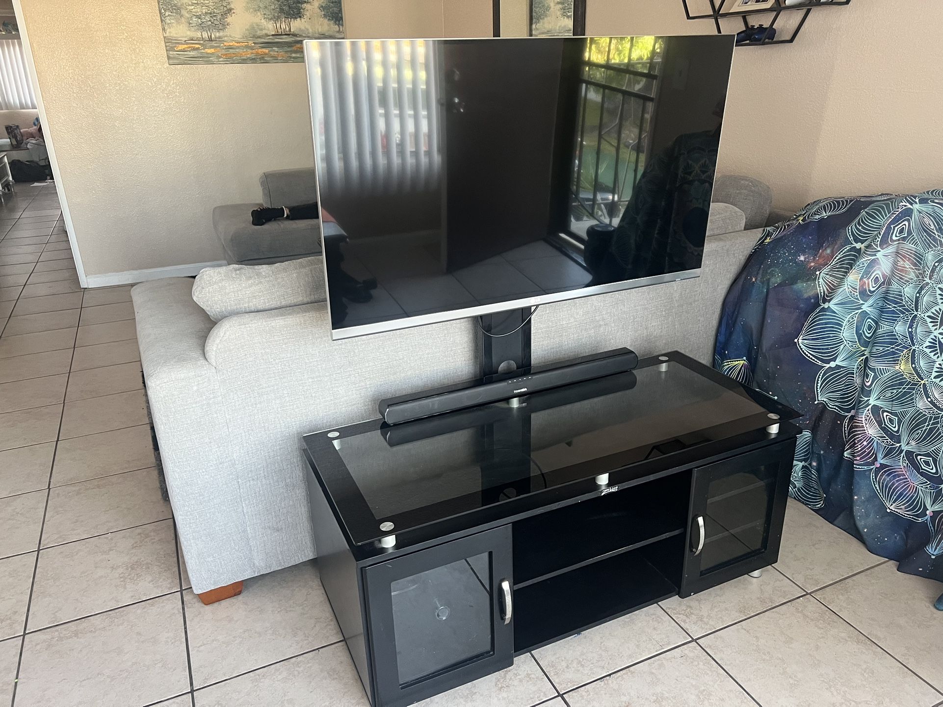 47” LED SMART TV + Glass/Wood Stand + Sound Bar