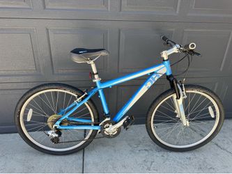 Women’s Diamondback mountain bi