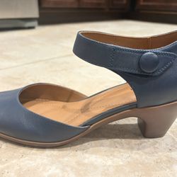 Women’s Navy Strap Pump Size 9