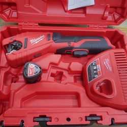 Milwaukee M12 12V Lithium-Ion Cordless Copper Tubing Cutter Kit with 1.5 Ah Batt. new. open box. box was open for inspection. 
