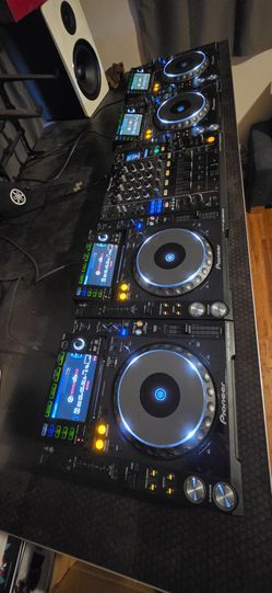 Pioneer CDJ-2000nexus (x3) & DJM-900nexus (x1)