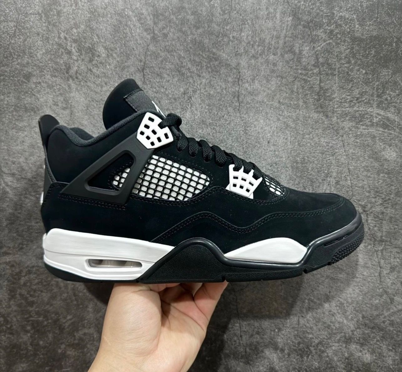 Jordan 4 White Thunder Size 7.5 US