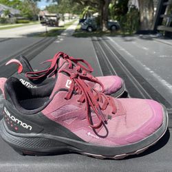 Women’s Solomon Low Cut hiking Boots Size 6