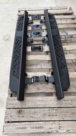 🛻 RUNNING BOARDS – FORD BRONCO RAPTOR 2021–2026 🛻 ✅ OEM Style ✅ Excellent condition ✅ Fits 4-door models ✅ Hardware included  💲 $499  📍 Pickup ava
