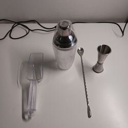 Bartender kit New.
Shaker in glass super elegant.
Included bar spoon scooper and jigger.
All for Only 10 dollars.
Incredible deal 
