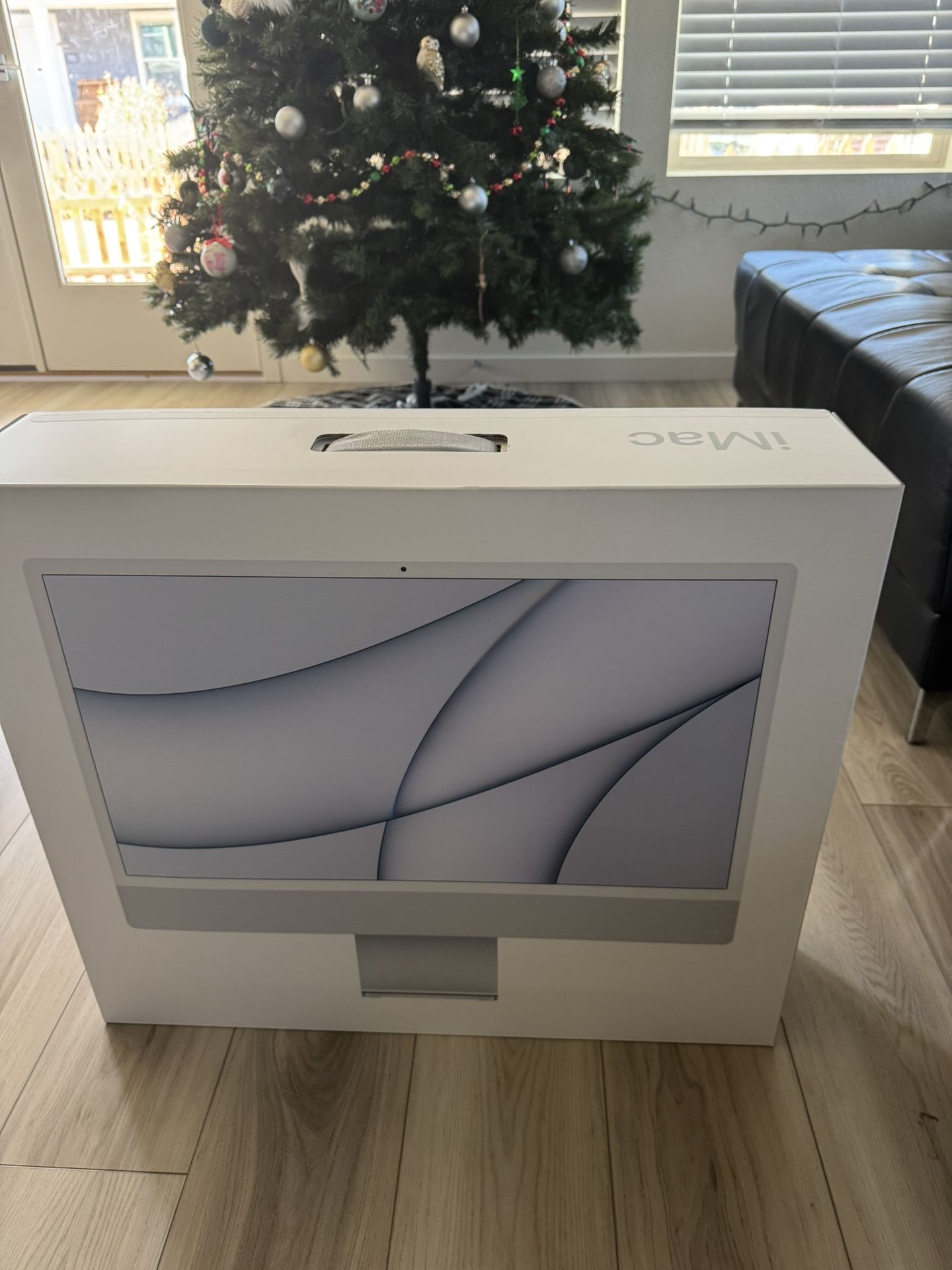 2021 Apple iMac with Apple M1 Chip with 8-core CPU (24-inch, 8GB RAM, 512GB SSD Storage)