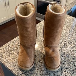 UGG Boots Probably Ladies  Size 61/2 Tag Says US 3 , Worn but in Good Shape! 