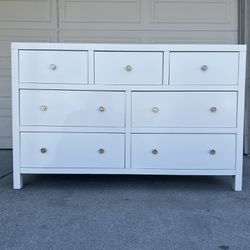 White 7 drawer dresser with nickel knobs