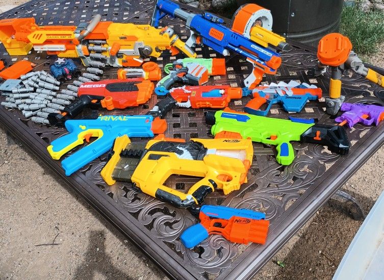 Nerf Gun Lot Of 13 And Assesories 