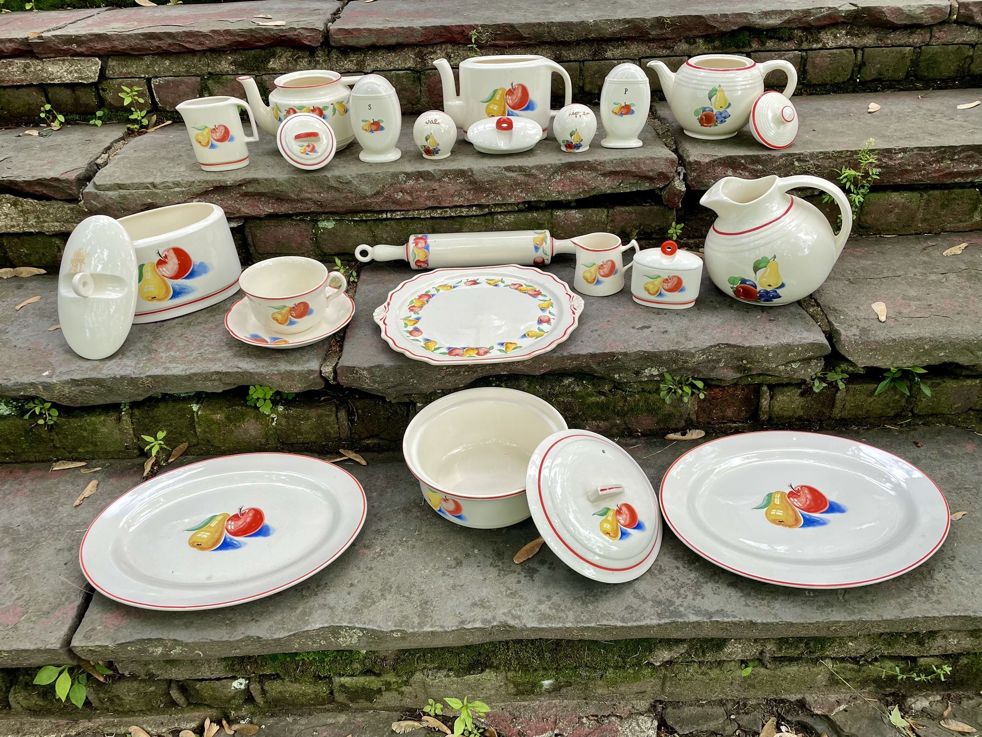 25 Peice set of Vintage 1940’s Bakerite Harker Serve & Dinnerware.