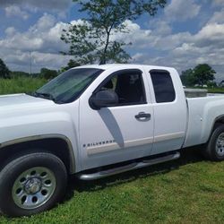 This is a really nice Southern truck.  ***No RUST*** Has lots of extra upgrades to make it even better.  300 Horsepower V8 Fully loaded-all power Powe