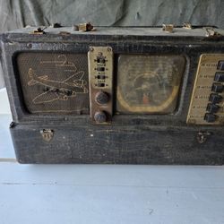 Zenith Model 7G605 Trans-Oceanic "Bomber" shortwave portable radio