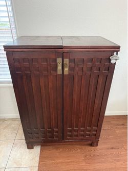 Liquor cabinet/bar