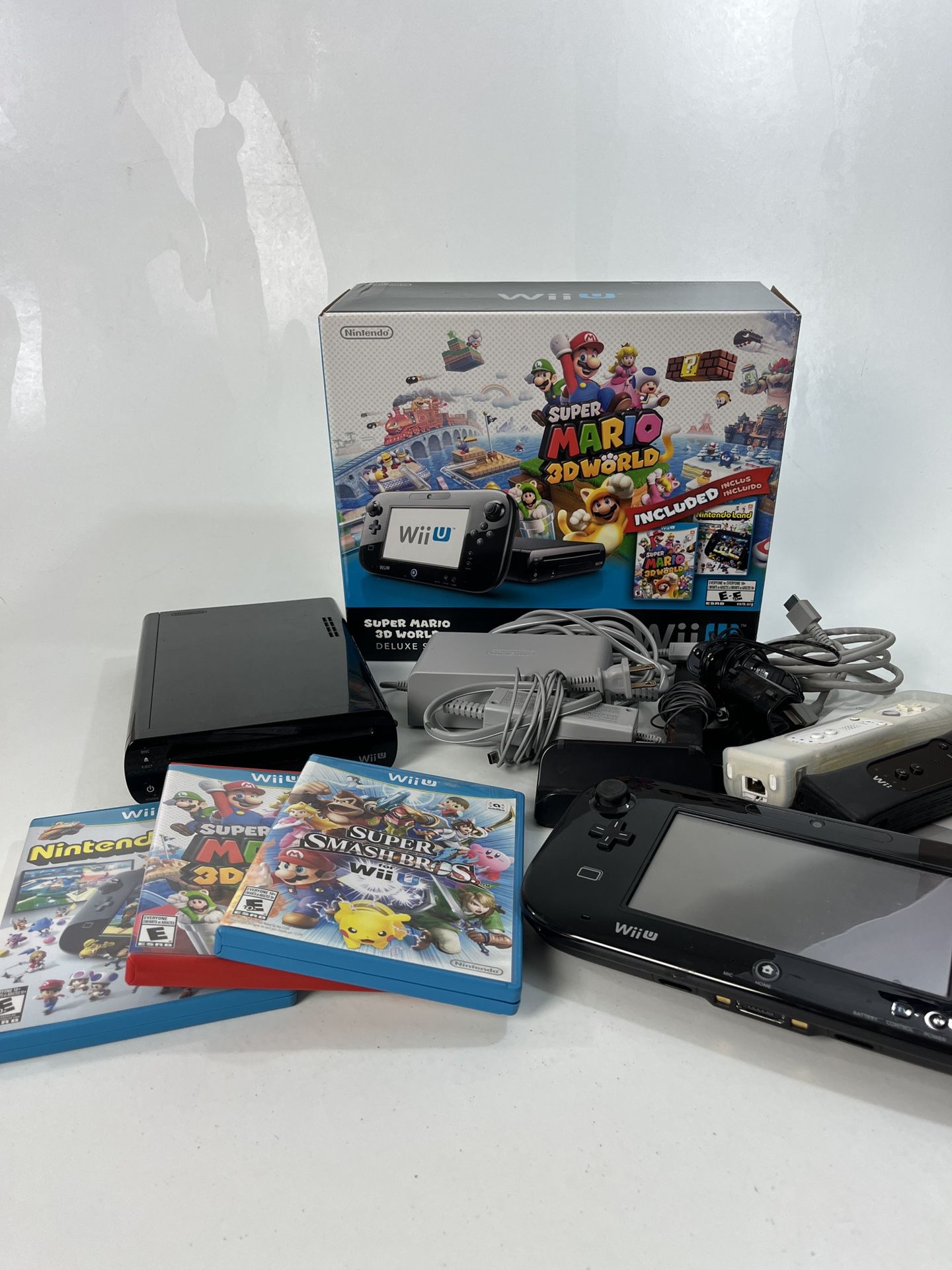 Nintendo Wii U 32 GB Super Mario 3D World Deluxe Set Black Bundle +Smash Bro   Working and Tested.  Very Good condition is Missing the #9 console brac