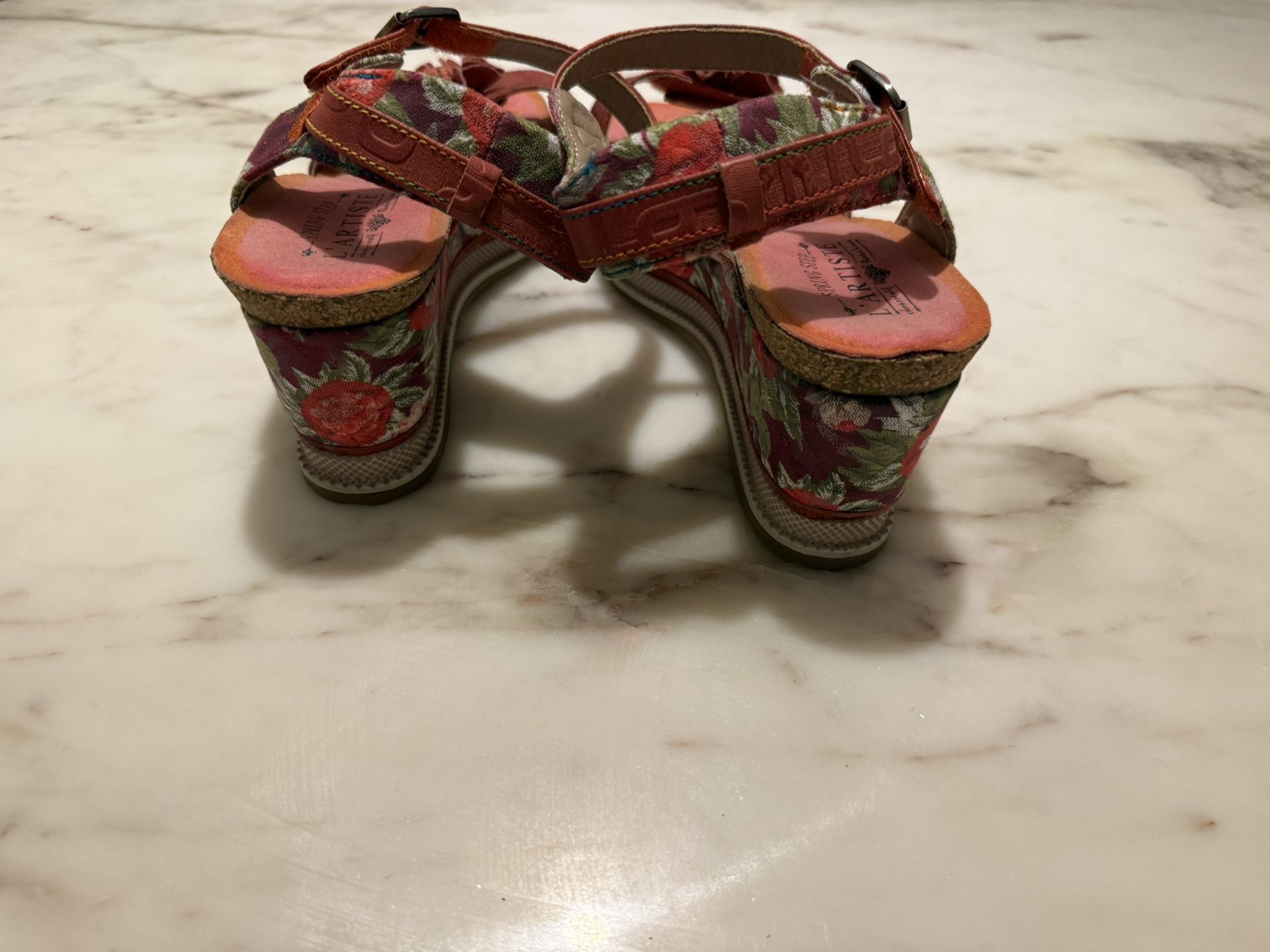 L'Artiste Women's Vienrose-Fleur Strap Sandals Size 40 Pink Wedge Floral