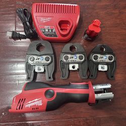 Milwaukee m12 12-volt lithium-Ion Force Logic Cordless Press Tool Kit (3 Jaws Included) with 1.5 Ah Batteries Charger And Soft Case  Kit