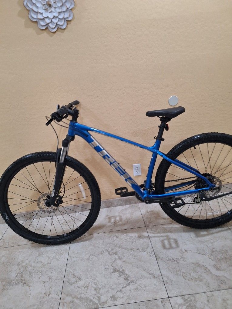 TREK MARLIN 6 MOUNTAIN BIKE 29 ER LIKE NEW ( CHECK MY OTHER BIKES)