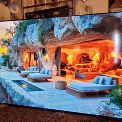 75" roku smart tv 4k great condition like new.  Still have the legs.  Great quality pic no scratch come with remote 