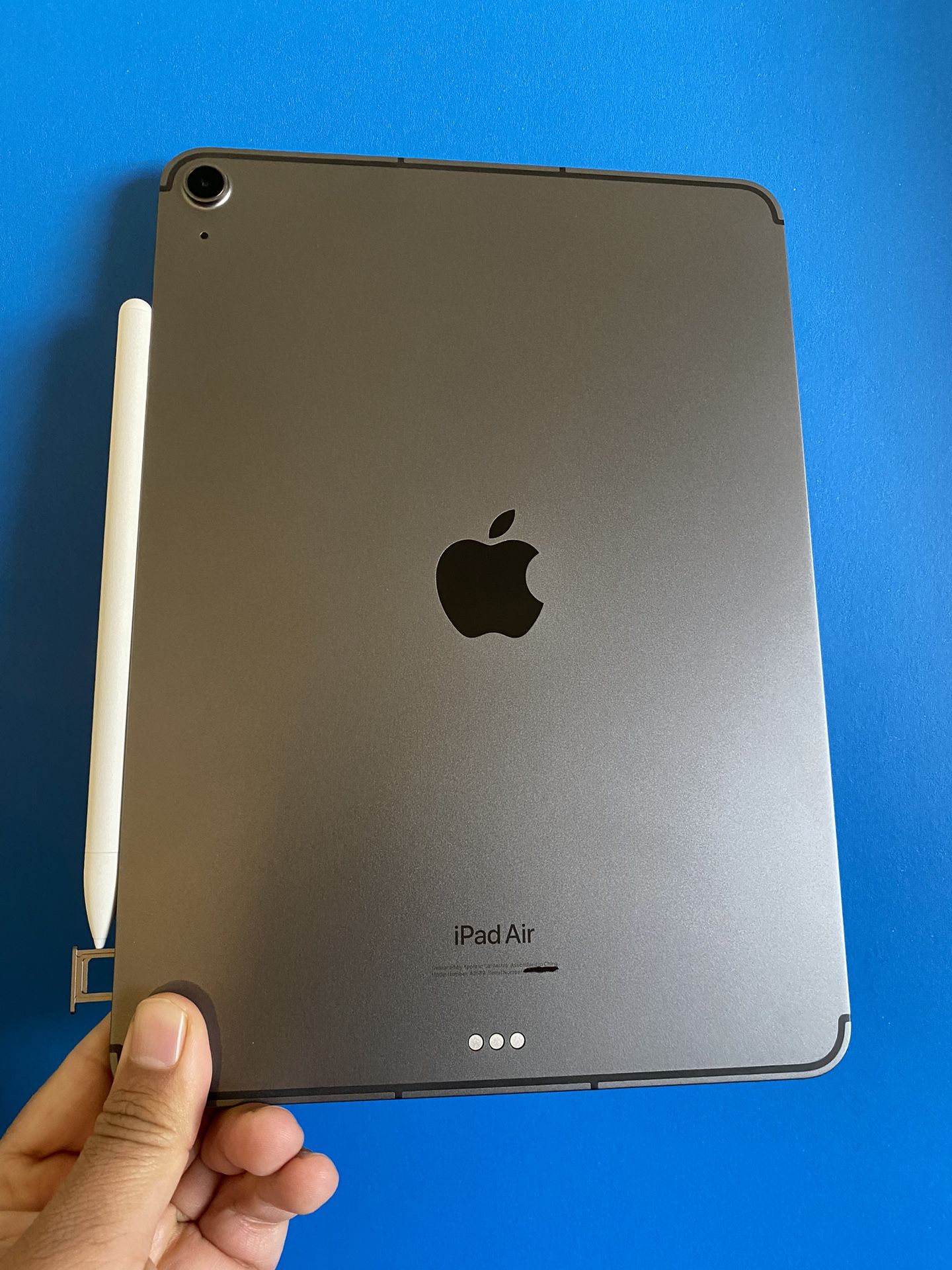 Apple IPad Air 5th Generation (10.9” Liquid Retina / M1 chip/ Latest 2022 ) 64GB Wifi + Cellular (5G) with Pen Keyboard & Accessories (256gb $679)