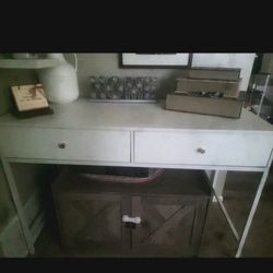 BEAUTIFUL TABLE W/DRAWERS